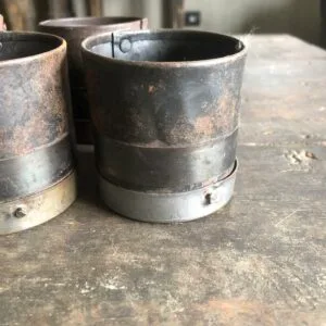 Oude metalen bakjes