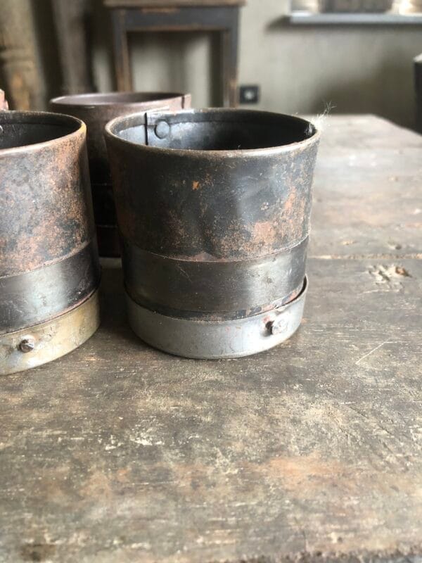 Oude metalen bakjes