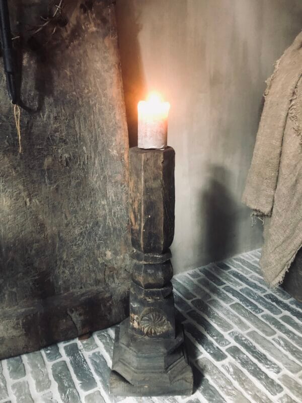 Oude zuil/kandelaar🖤 2