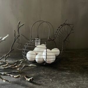 Metalen kip voor de eitjes